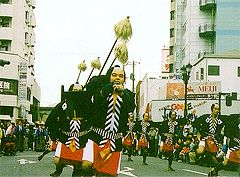 The Ooka Echizen Festival is designated as one of the "50 Festivals of Kanagawa".
Ooka Echizen was a judge during the Edo era. He was known for his great character as well as his wide range of knowledge. 
After he died, he was awarded being recognized for his great achievements as a judge and a statesman. 
The award ceremony was conducted in front of his grave at Joken Temple in Chigasaki.

Every year on the day of the Ooka Echizen Festival, a ceremony is held at his gravesite. 
Then, people dressed in the style of the Edo era parade through the city of Chigasaki representing a Daimyo Procession (the travelling entourage of a feudal lord).